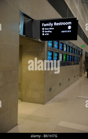 Famiglia Restroom Sign in aeroporto Foto Stock