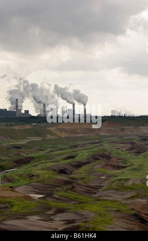 Garzweiler marrone-carbone miniera a cielo aperto, nel retro Frimmersdorf marrone-carbone power station per il carico di base messa a disposizione con 14 blocchi e 2 Foto Stock