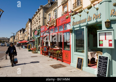 Il lungomare di ristoranti, strada nel Porto di Dieppe, in Normandia, Francia, Europa Foto Stock