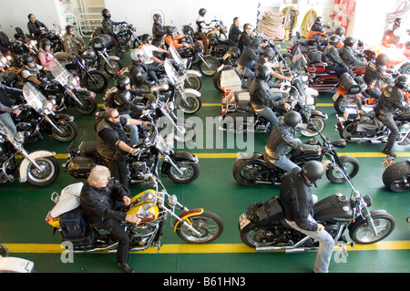 Bikers con le loro biciclette su un traghetto, Mare del Nord, Roemoe, Danimarca, Europa Foto Stock