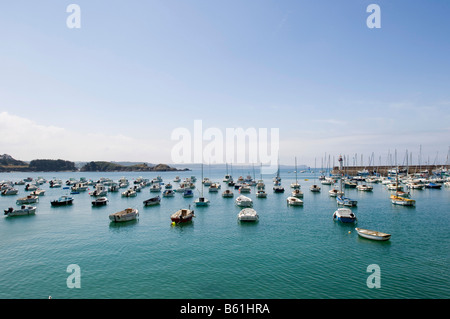 Barche da pesca nel porto di Erquy, Cote du Emeraude, in Normandia, Francia, Europa Foto Stock