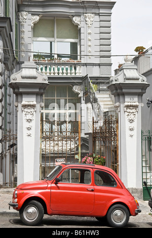 Rosso Fiat 500 nella parte anteriore di un elegante casa in Vomero, Napoli, Campania, Italia, Europa Foto Stock