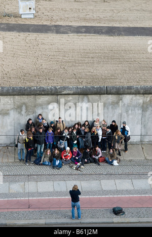 Muro di Berlino in Bennauer Strasse, parte del memoriale per la costruzione del muro di Berlino, gruppo di visitatori, la scuola dei bambini Foto Stock