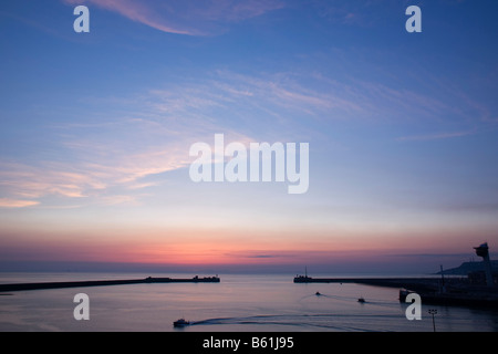 Il sole tramonta presso il porto di Le Havre, Francia Foto Stock