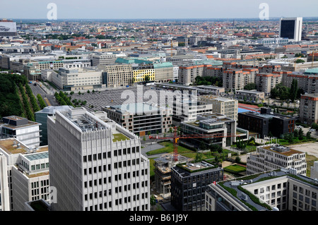 Vista del monumento commemorativo dell'Olocausto tra gli edifici multipiano, Berlino Foto Stock