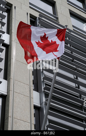 Bandiera canadese sull'ambasciata canadese, Leipziger Platz, Berlin Foto Stock