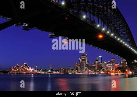 Skyline di Sydney con l'Harbour Bridge, Opera House e il quartiere centrale degli affari di sunrise, Sydney, Australia Foto Stock