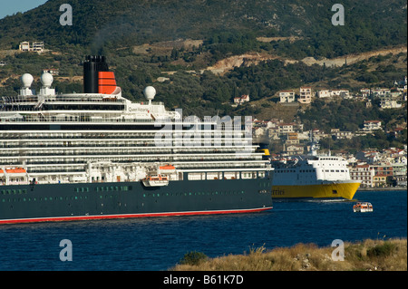 Grande nave da crociera e traghetti ancoraggio in una baia. Foto Stock