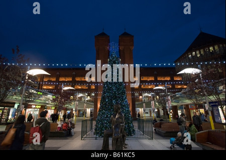 La stazione di Ealing Broadway Shopping Centre, West London, W5, Regno Unito Foto Stock