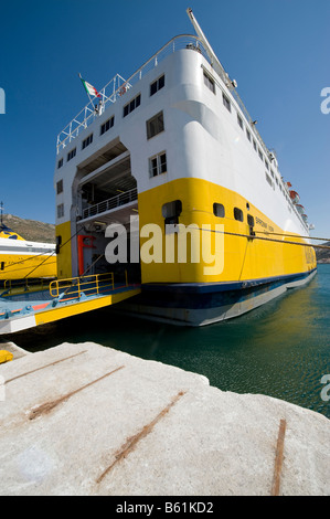 Un traghetto nel porto di una città su un isola greca Foto Stock