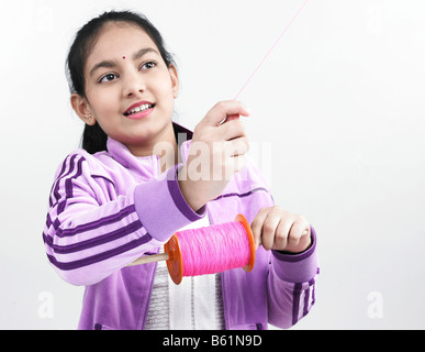 Una smart ragazza asiatica di origine indiana volare un aquilone Foto Stock