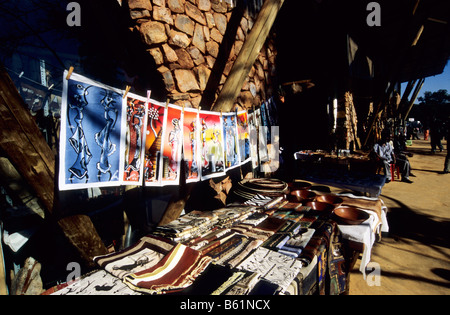 Shopping turistico, arte colorata e souvenir, Curio Stall Hartebeespoort centro turistico, Pretoria Gauteng Sud Africa Foto Stock