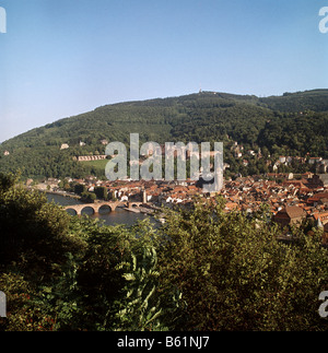 Vista di Heidelburg,Germania, Baden Wurttemburg, dal filosofo di modo che mostra il ponte vecchio e il castello. Foto Stock