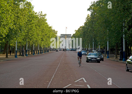 Il Mall guardando verso Buckingham Palace London Inghilterra England Foto Stock