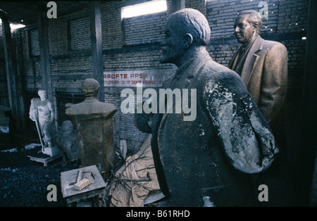 Statue di Enver Hoxha Illych Vladimir Lenin e altri stand abbandonata , Tirana, Albania Foto Stock