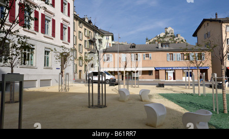 Square a rue de la grand blanche con la cattedrale di Notre-dame-de-valère in background, Sion, Svizzera Foto Stock