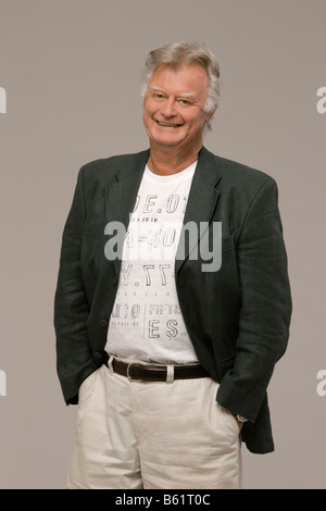 L'uomo, 70, guardando nella telecamera Foto Stock