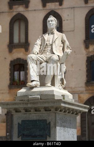 Monumento storico e del giudice Pasquale Tola (1800 - 1874), piazza Tola, Sassari, Sardegna, Italia, Europa Foto Stock
