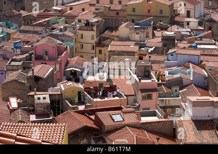 Vista sui tetti del centro storico di Bosa, Sardegna, Italia, Europa Foto Stock