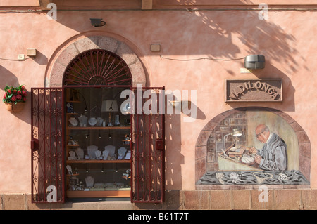 Murale su un negozio di gioielleria a Bosa, Sardegna, Italia, Europa Foto Stock