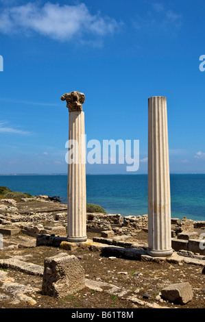 Scavi di Tharros, insediamento romano, due colonne ricostruita, Sardegna, Italia, Europa Foto Stock