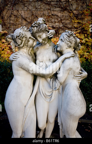 La scultura in marmo delle Tre Grazie, rotunda della Nuova Galleria di Stato progettato da James Stirling, Stoccarda, Baden-Wuerttember Foto Stock