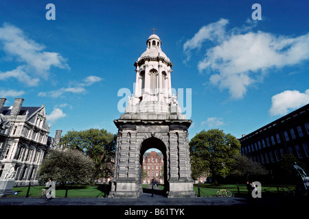 Il Trinity College, il cortile interno con campanile a torre campanile, Dublino, Irlanda, Europa Foto Stock