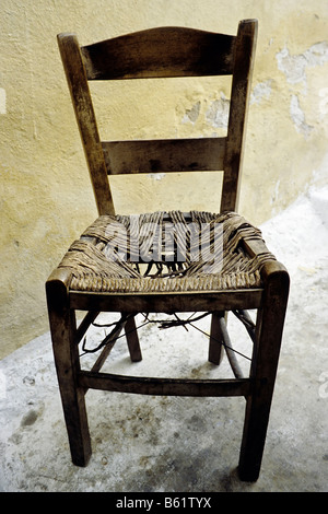Vecchia sedia in legno con sedile in vimini, usurati, Creta, Grecia, Europa Foto Stock