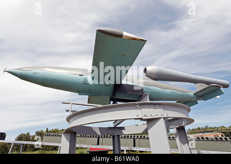 Nazi V1 rocket davanti alla piattaforma di lancio, Peenemuende Historical-Technical-centro informazioni, isola di Usedom, Mecklenb Foto Stock