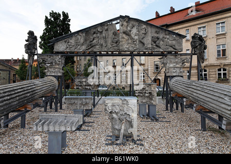 Frammenti di pietra dal vecchio castello cittadino, visualizzato nel cortile delle ex scuderie, casa di Brandenburg-Prussian Histo Foto Stock