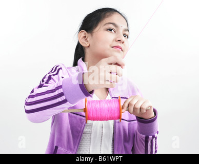 Una smart ragazza asiatica di origine indiana volare un aquilone Foto Stock