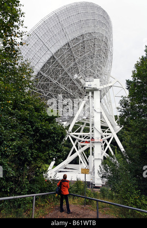 Radio Telescope, persona in primo piano, Max-Planck-Istituto di Radioastronomia, Bad Muenstereifel-Effelsberg, Eifel, Nord Foto Stock