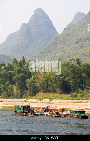 Zattere di bambù sul Fiume Li di Guilin, Yangshuo Guangxi Cina Foto Stock