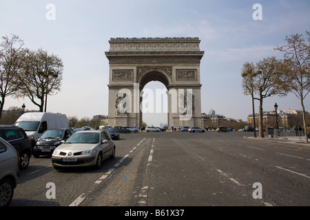 Una vista del Arc de Triomphe a Parigi dalla famosa Avenue des Champs Elysees Foto Stock