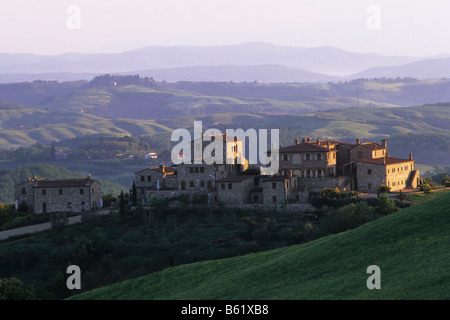 Agriturismo vicino a Asciano, Toscana, Italia, Europa Foto Stock