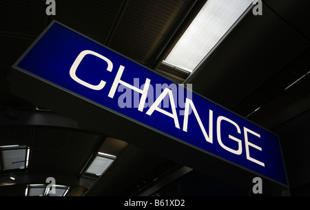 Modificare le informazioni, firmare in un edificio aeroportuale, Frankfurt am Main, Hesse, Germania, Europa Foto Stock