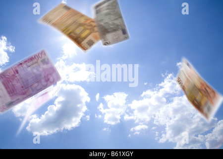 Banconote in euro che cadono dal cielo Foto Stock