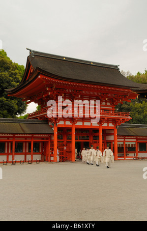 I sacerdoti di entrare nel santuario Shimogamo per il rituale riprese di arco e frecce durante il Festival Aoi a Kyoto, Giappone, Asia Foto Stock