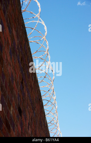 Filo di rasoio sulla parte superiore di una parete Foto Stock