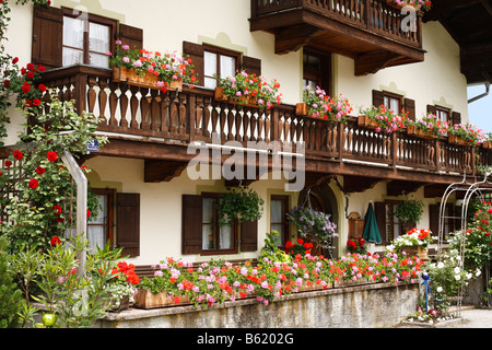 Agriturismo con gerani in Neustadl vicino a Ruhpolding, Chiemgau, Alta Baviera, Germania, Europa Foto Stock