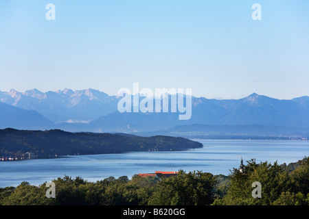 Lago Starnberger con la catena montuosa delle Alpi, vista da Starnberg, Fuenfseenland, Alta Baviera, Germania, Europa Foto Stock