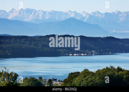 Lago Starnberger con la catena montuosa delle Alpi, vista da Starnberg, Fuenfseenland, Alta Baviera, Germania, Europa Foto Stock