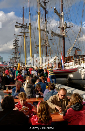 I visitatori a Volksfest festival nella parte anteriore di una nave a vela, Kiel Week 2008, Kiel, Schleswig-Holstein, Germania, Europa Foto Stock