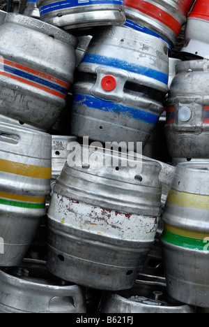 Ammucchiati uno barili di birra Foto Stock