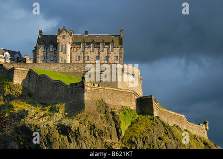Il Castello di Edimburgo nella luce della sera, Edimburgo, Scozia, Gran Bretagna, Europa Foto Stock