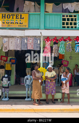 La donna in piedi di fronte a un negozio nel foro Coxen, città capitale, Roatan, Bay Island, Honduras, America Centrale Foto Stock