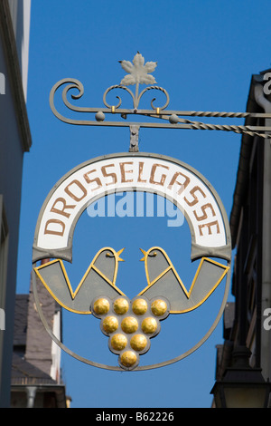 Drosselgasse segno, vicoletto attrazione turistica con ristoranti e negozi di souvenir, Ruedesheim, Hesse, il Rhinegau, Germania, e Foto Stock