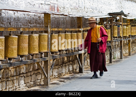 Monaco tibetano perline di contenimento e la filatura ruote della preghiera lungo la strada al di sotto del palazzo del Potala, Lhasa, in Tibet. JMH3750 Foto Stock