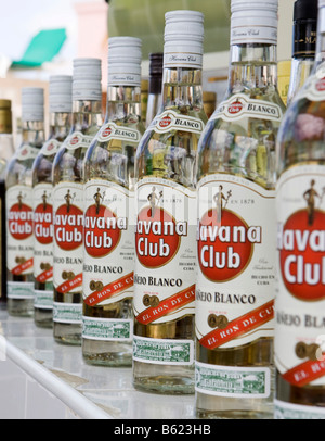 Più bottiglie di rum bianco in Havana Club Bar, Tryp Peninsula Hotel, Varadero, Cuba, Caraibi, America Foto Stock