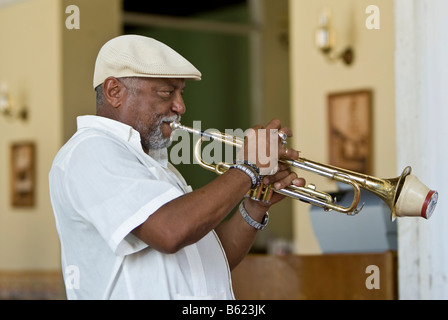 Cubano musicista jazz giocando in un ristorante, Plaza Mayor, Trinidad, Sancti-Spíritus provincia, Cuba, America Latina Foto Stock